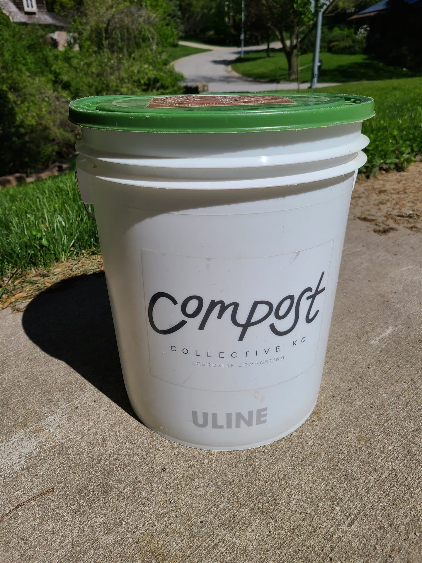 Compost bin for curbside pickup